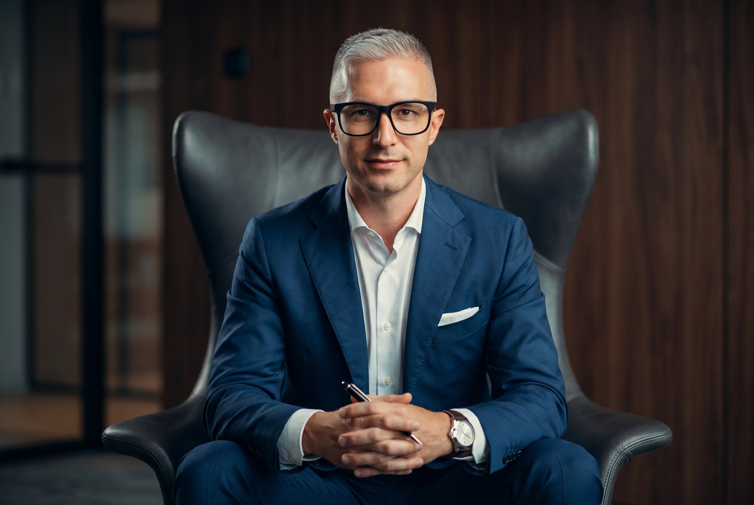 Guido Möller, Strategieberater, sitzend im Leder-Ohrensessel